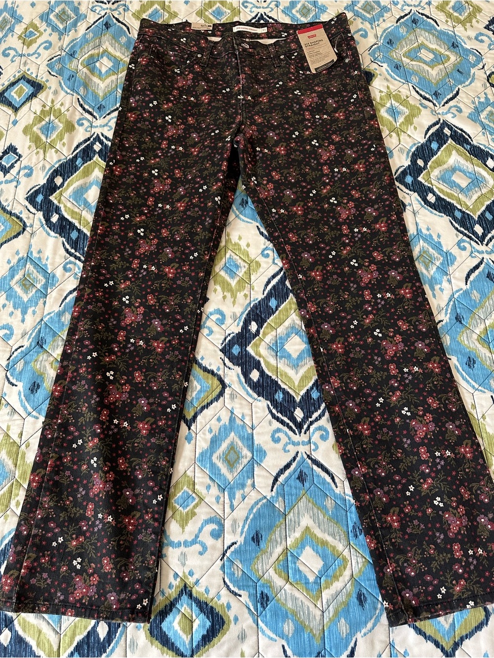 Levi's 314 Shaping Straight Black Floral Jeans. Size 31x30. NWT